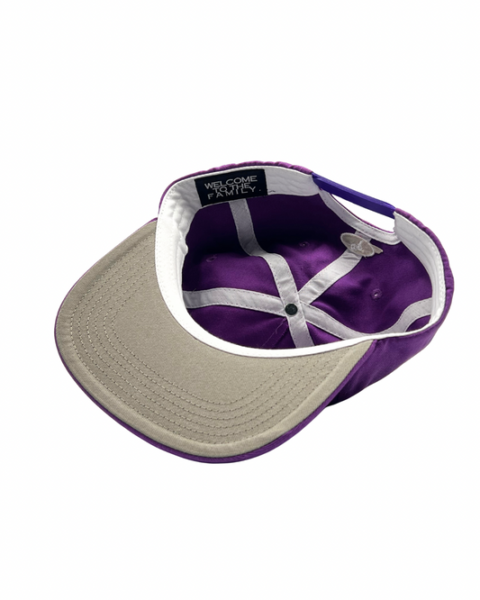 The Grandad Hat represents a unique shape, made with quality fabrics from durable cotton twill. Minimalist and timeless, the Grandad Hat is your go-to accessory for laid-back style. With a subtle embroidered EF logo, this cap adds polish to any outfit and brings a modern day approach to an unmatched era of style, the 90s.
Vintage visor with the green under brim for the connoisseur. Unisex 90s style EF streetwear snapback cap, navy grandad cotton hat with embroidery and green underbrim.